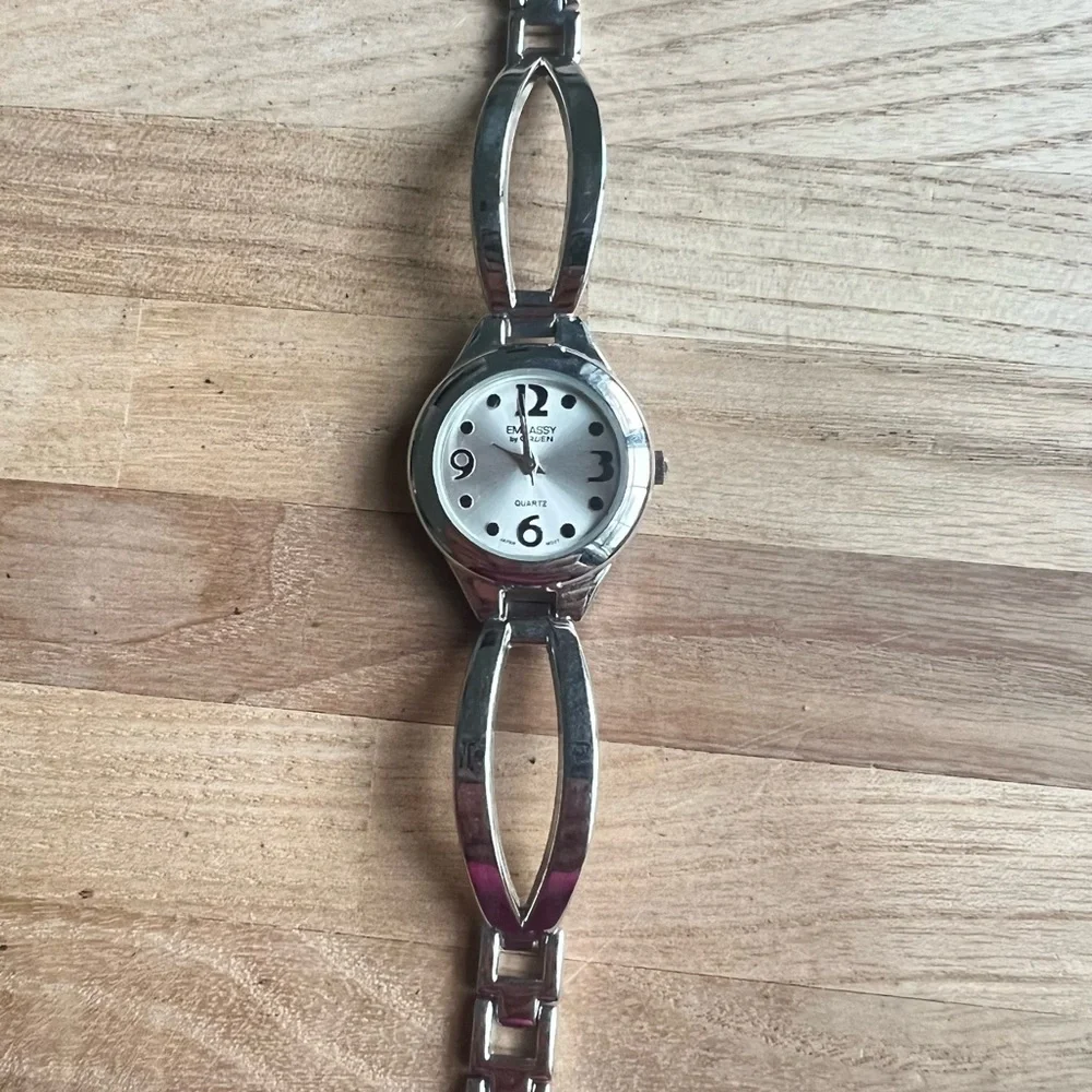 Embassy by Gruen ladies silver tone bracelet watch NEW BATTERY